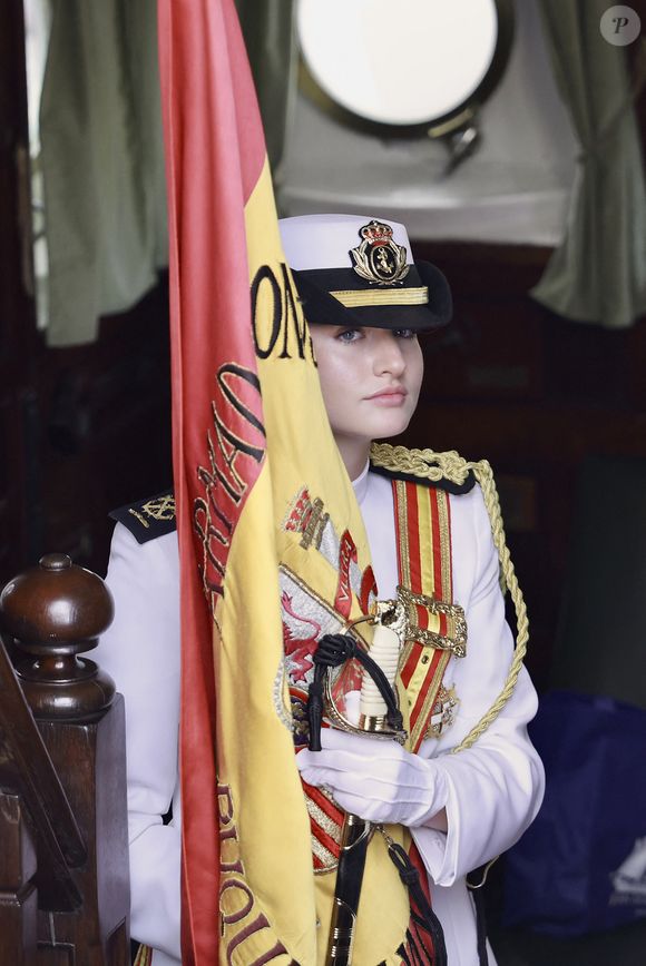 La princesse Leonor d'Espagne est le porte-drapeau lors de la cérémonie du drapeau de New York à bord du navire-école Juan Sebastian de Elcano le 6 juin 2025. LALO YASKY / BESTIMAGE