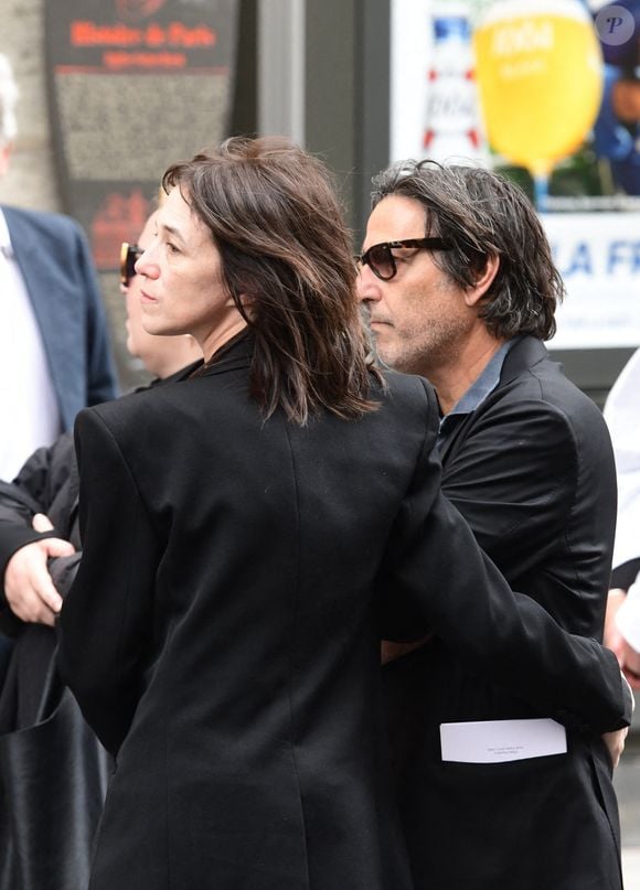 Charlotte Gainsbourg, Yvan Attal - Sorties des obsèques de Jane Birkin en l'église Saint-Roch à Paris. Le 24 juillet 2023
© Jacovides-KD Niko / Bestimage