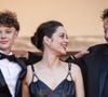 Marion Cotillard promet des "trucs cool" à ses enfants si leurs notes dépassent un certain seuil.

Marcel Canet et sa mère Marion Cotillard ainsi que Denis Ménochet lors du 79e Festival International du Film de Cannes, le 15 mai 2026. Copyright : Jacovides-Moreau / Bestimage