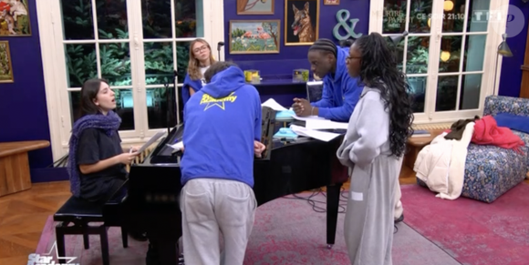 Les bleus

Extrait de la quotidienne de la "Star Academy"