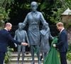 Sans parler de ses deux fils - William et Harry - qui ne manquent jamais une occasion de rendre hommage à leur maman partie trop vite.
Photo d'archives datée du 01/07/21 du duc de Cambridge (à gauche) et du duc de Sussex dévoilant une statue de leur mère Diana, princesse de Galles, qu'ils ont commandée dans le jardin en contrebas du palais de Kensington, à Londres © Dominic Lipinski/PA Wire.