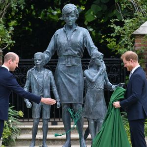 Sans parler de ses deux fils - William et Harry - qui ne manquent jamais une occasion de rendre hommage à leur maman partie trop vite. 

Photo d'archives datée du 01/07/21 du duc de Cambridge (à gauche) et du duc de Sussex dévoilant une statue de leur mère Diana, princesse de Galles, qu'ils ont commandée dans le jardin en contrebas du palais de Kensington, à Londres ©  Dominic Lipinski/PA Wire.