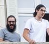 Eddy et Nelson Angelil ont suivi leur mère Céline Dion à Paris pendant sa résidence à la Plenitude Arena. 

Eddy et Nelson Angelil sur le balcon de l'hôtel Le Royal Monceau. Photo de Yehiel Chekroune/ABACAPRESS.COM