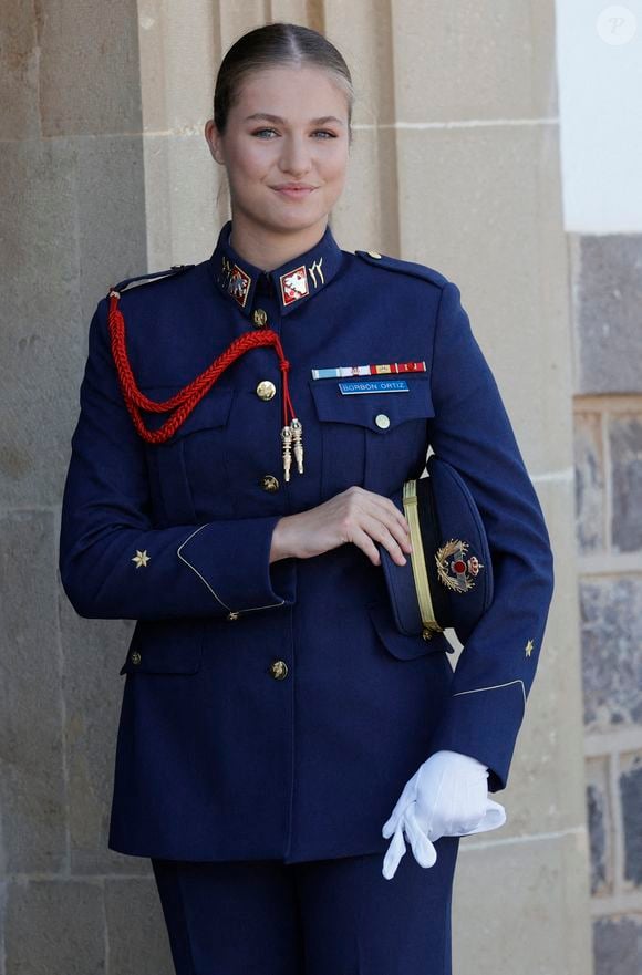 La ministre de la Défense Margarita Robles a salué son engagement et rappelé que la princesse serait traitée comme "une élève parmi les autres". 

La princesse Leonor de Bourbon lors de son admission à l'Académie de l'armée de l'air à San Javier, Murcie, Espagne, le 1er septembre 2025. Photo by Jesus Briones/GTres/ABACAPRESS.COM