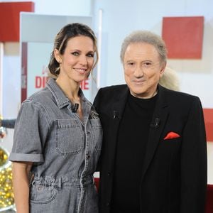 Lorie, Nathalie Péchalat, Antoine Hamel, Léa Deturche, Solène Maquère, Julia Vaneri et Emmanuel Chaunu prennent le relais.

Exclusif - Lorie (Laure Pester) et Michel Drucker - Enregistrement de l'émission "Vivement dimanche" au studio Rive Gauche, presentée par M. Drucker le 19 novembre 2025, avec une diffusion sur France 3 le 28/12/2025. © Guillaume Gaffiot / Bestimage