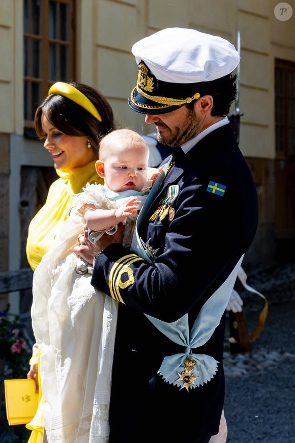 Mais cette journée avait une double signification pour le couple royal puisqu’il célébrait également son dixième anniversaire de mariage. 

Baptême de la princesse Inès dans l'église du château de Drottningholm sur l'île de Lovön, le jour des noces d'étain du prince Carl Philip de Suède et de la princesse Sofia (Hellqvist) de Suède, le 13 juin 2025.
© Dana Press / Bestimage