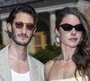 Tous deux ont des carrières très médiatisées.

Pierre Niney et Natasha Andrews au photocall du défilé Jacquemus de la mode homme Printemps/Été 2026 dans le cadre de la Fashion Week de Paris dans les jardins de l’Orangerie à Versailles, France, le 29, 2025. © Olivier Borde/Bestimage