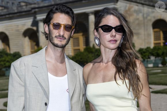 Tous deux ont des carrières très médiatisées.

Pierre Niney et Natasha Andrews au photocall du défilé Jacquemus de la mode homme Printemps/Été 2026 dans le cadre de la Fashion Week de Paris dans les jardins de l’Orangerie à Versailles, France, le 29, 2025. © Olivier Borde/Bestimage