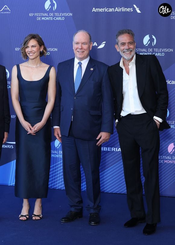 Lauren Cohan, le prince Albert II de Monaco, Jeffrey Dean Morgan  - Séance photo lors de la cérémonie d'ouverture de la 65e édition du Festival TV de Monte-Carlo, le 12 juin 2026
 © Denis Guignebourg / Bestimage