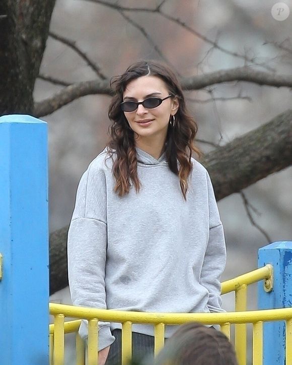 Mais ce vol n'a pas fait l'unanimité. Parmi ses détracteurs : Emily Ratajkowski.

Emily Ratajkowski de sortie à New York avec son fils Sly au parc



Photo : Backgrid USA / Bestimage