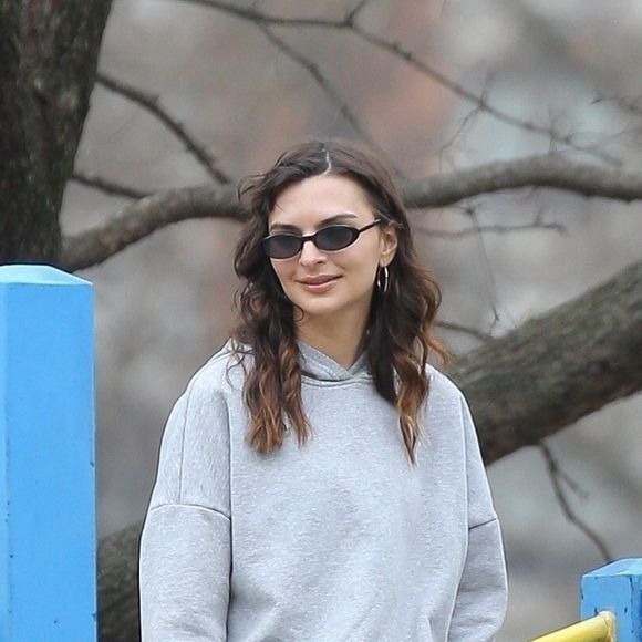 Mais ce vol n'a pas fait l'unanimité. Parmi ses détracteurs : Emily Ratajkowski.

Emily Ratajkowski de sortie à New York avec son fils Sly au parc



Photo : Backgrid USA / Bestimage