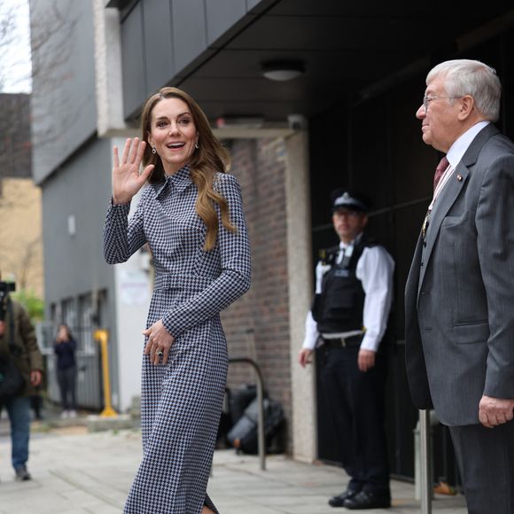 Une tenue chic et sobre

La princesse de Galles (Catherine "Kate" Middleton, princesse de Galles), marraine d'Anna Freud, lors d'une visite à l'organisation caritative pour la santé mentale des enfants dans le nord de Londres, pour discuter du rôle vital des relations et des liens dans la formation des bébés, des enfants et des jeunes gens pour l'avenir. Date de la photo : jeudi 27 novembre 2025.

PA Photo/ Bestimage