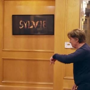 Voici à quoi ressemble la villa blanche de Sylvie Vartan à Los Angeles.