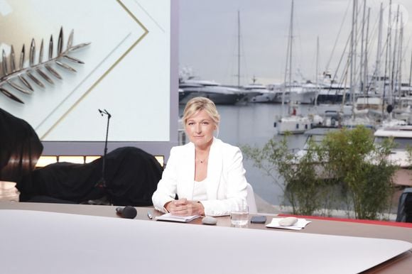 Anne-Elisabeth Lemoine présente l'émission "C à vous" à l'occasion du premier jour du 76ème Festival International du Film de Cannes le 17 mai 2023. © Jack Tribeca / Bestimage