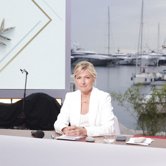 Anne-Elisabeth Lemoine présente l'émission "C à vous" à l'occasion du premier jour du 76ème Festival International du Film de Cannes le 17 mai 2023. © Jack Tribeca / Bestimage