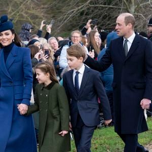 Le prince William, prince de Galles, et Catherine (Kate) Middleton, princesse de Galles, avec leurs enfants le prince George de Galles, la princesse Charlotte de Galles et le prince Louis de Galles - Messe de Noël à Sandringham, le 25 décembre 2023.