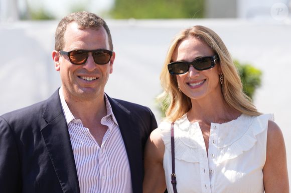 En août 2025, ils annoncent leurs fiançailles dans le magazine "HELLO !".

Le prince William, prince de Galles, participe à la Out-Sourcing Inc. Royal Charity Polo Cup 2025, au Guards Polo Club, à Windsor, sous le regard de P.Phillips et sa compagne, H.Sperling,

© Julien Burton / Bestimage
