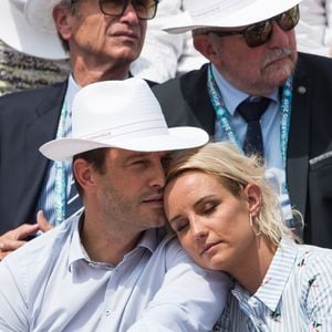 Elodie Gossuin et son mari  Bertrand Lacherie dans les tribunes lors des internationaux de tennis de Roland Garros à Paris, France, le 4 juin 2019. © Jacovides-Moreau/Bestimage