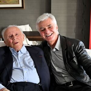 Le célèbre homme de radio a passé ses dernières années dans un sublime penthouse sur la Côte d'Azur.

Exclusif - Philippe Bouvard, journaliste français, écrivain, homme de radio et de télévision, à son domicile, en interview télé avec le journaliste producteur Cyril Viguier à Cannes, le 27 février 2025. 

© Bruno Bebert/Bestimage