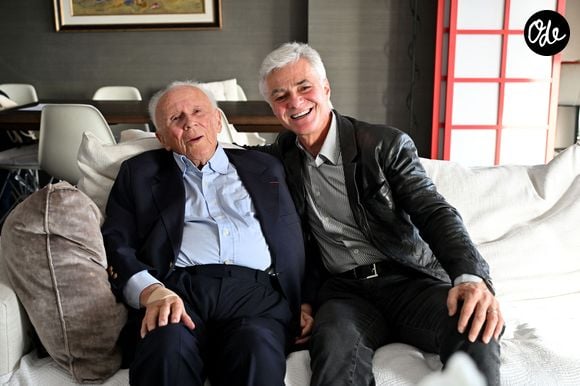 Le célèbre homme de radio a passé ses dernières années dans un sublime penthouse sur la Côte d'Azur.

Exclusif - Philippe Bouvard, journaliste français, écrivain, homme de radio et de télévision, à son domicile, en interview télé avec le journaliste producteur Cyril Viguier à Cannes, le 27 février 2025. 

© Bruno Bebert/Bestimage