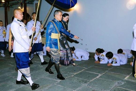 Le roi Rama X accompagné de sa femme la reine Suthida lors de son couronnement à Bangkok en Thaïlande, le 4 mai 2019.