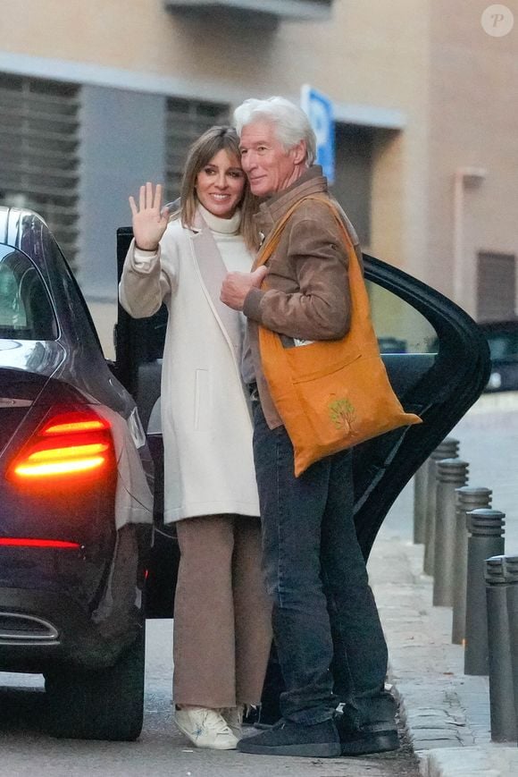 Avec qui il file le parfait amour

Richard Gere et sa femme Alejandra Silva quittent une séance photo à Madrid en Espagne le 30 novembre 2024.