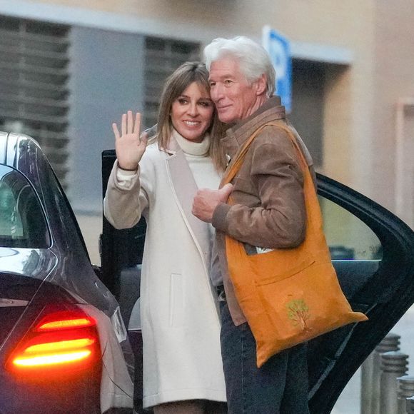 Avec qui il file le parfait amour

Richard Gere et sa femme Alejandra Silva quittent une séance photo à Madrid en Espagne le 30 novembre 2024.