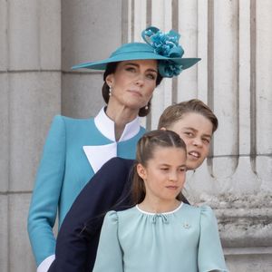 Le prince William, prince de Galles, Le prince Louis de Galles, Le prince George de Galles, Catherine (Kate) Middleton, princesse de Galles, La princesse Charlotte de Galles - Les membres de la famille royale britannique au balcon de Buckingham Palace lors de la cérémonie Trooping the Colour à Londres, le 14 juin 2025.
© Goff Inf / Bestimage