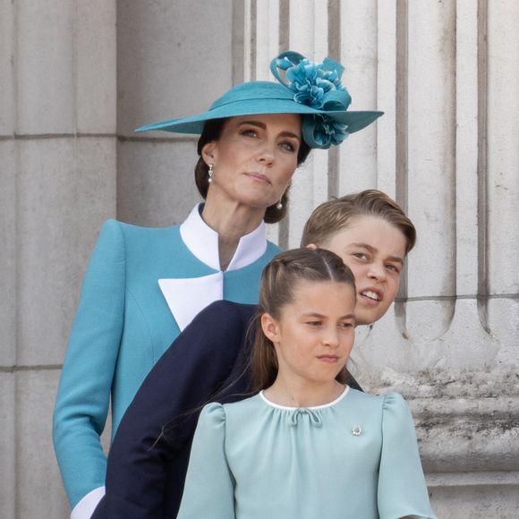 Le prince William, prince de Galles, Le prince Louis de Galles, Le prince George de Galles, Catherine (Kate) Middleton, princesse de Galles, La princesse Charlotte de Galles - Les membres de la famille royale britannique au balcon de Buckingham Palace lors de la cérémonie Trooping the Colour à Londres, le 14 juin 2025.
© Goff Inf / Bestimage