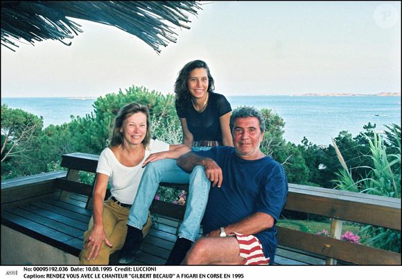Gilbert Bécaud à Figari, en Corse, lors d’un rendez-vous en 1995 avec sa femme et sa fille.
Archives : Photos Prestige 01630 / Agence / Bestimage