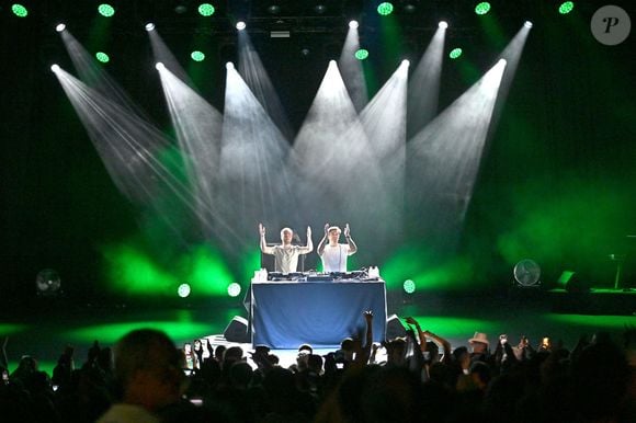 Le groupe Bon Entendeur, Pierre Della Monica et Arnaud Bonet, sur la scène du théâtre de Verdure pour le Festival Cross Over à Nice, France, le 20 août 2021. Le Festival Crossover à Nice 2021 met à l'honneur les musiques actuelles éléctroniques et les meilleurs artistes du moment. Cette année, crise sanitaire oblige, c'est un événement adapté qui sera proposé aux festivaliers niçois, avec contrôle des pass sanitaires ou de tests négatifs. © Bruno Bebert/Bestimage