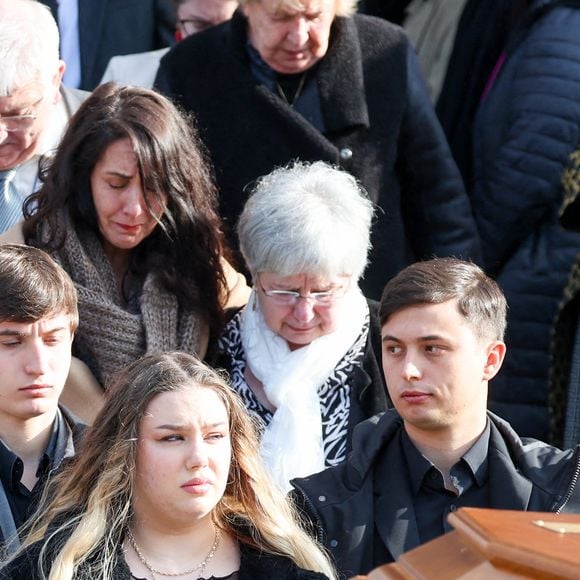 Maël Ferracci, Milla Savarese, la fille de la défunte, Enzo Ferracci et le veuf Michel Ferracci à la sortie des obsèques d'Emilie Dequenne au cimetière Père Lachaise à Paris, France, le 26 mars 2025. © Cyril Moreau/Bestimage