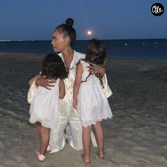 Pendant des années, l'artiste a eu le sentiment de porter un poids immense sur ses “petites épaules”, elle a cru à une “malédiction”. 

Amel Bent avec ses filles Sofia et Hana lors de vacances dans le sud de la France. Instagram