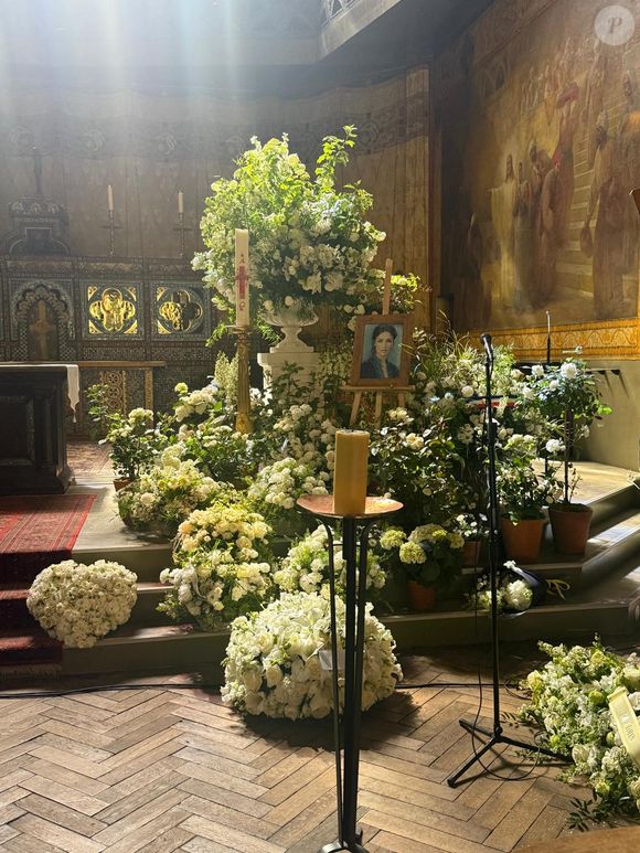 Arrivées aux obsèques de N.Farès en l'église Saint-Jean-de-Montmartre à Paris, le 24 avril 2026. N.Farès est décédée le 17 avril 2026 à l'âge de 57 ans, quelques jours après un "incident cardiaque" survenu le 12 avril 2026 dans la piscine du complexe sportif, Blanche (9ème).
© Jacovides / Borde / Bestimage