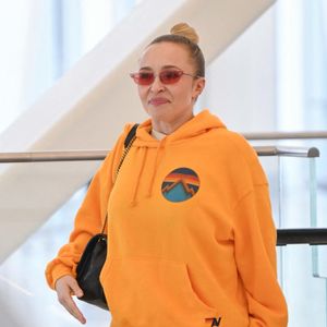 EXCLUSIVE New York, NY    Hayden Panettiere was seen arriving in style at LaGuardia Airport in New York City while wearing a bright orange sweatsuit. 

Pictured: Hayden Panettiere