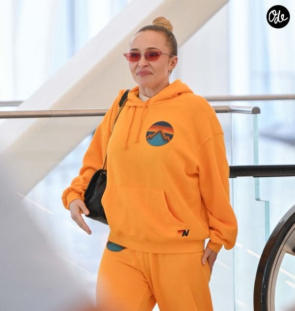EXCLUSIVE New York, NY    Hayden Panettiere was seen arriving in style at LaGuardia Airport in New York City while wearing a bright orange sweatsuit. 

Pictured: Hayden Panettiere
