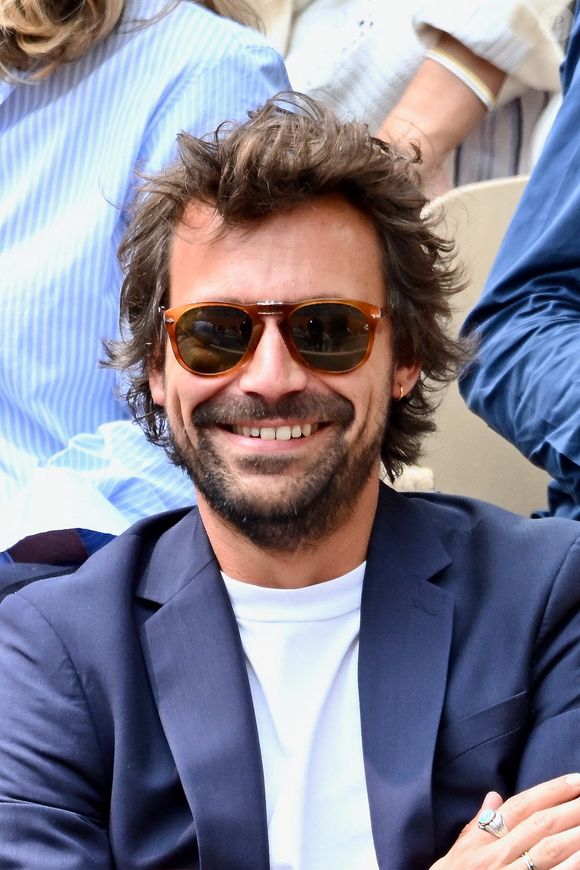 Ce moment léger a été bénéfique pour Bertrand Chameroy, qui a récemment révélé avoir traversé une dépression, nécessitant une pause médiatique.

Bertrand Chameroy est vu dans les gradins de Roland Garros le 07 juin 2025 à Paris, France. Photo by ABACAPRESS.COM