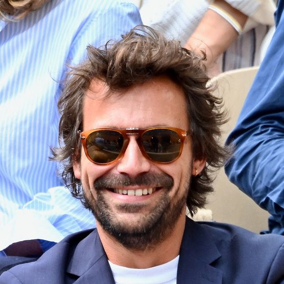Ce moment léger a été bénéfique pour Bertrand Chameroy, qui a récemment révélé avoir traversé une dépression, nécessitant une pause médiatique.

Bertrand Chameroy est vu dans les gradins de Roland Garros le 07 juin 2025 à Paris, France. Photo by ABACAPRESS.COM