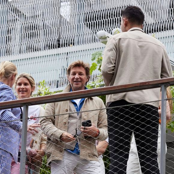 Alice Taglioni et son compagnon Laurent Delahousse - Les célébrités au village lors des Internationaux de France de tennis de Roland Garros 2024 à Paris. Le 5 juin 2024. 
© Jacovides-Moreau/Bestimage