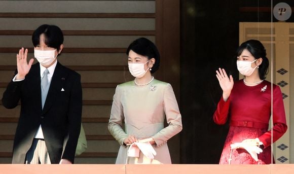 Si les femmes se marient avec avec une personne qui n'est pas de leur rang, elles perdent leurs titres royaux. 

La famille impériale du Japon lors d'une apparition au balcon du palais impérial pour la cérémonie des voeux à Tokyo le 2 janvier 2023. © POOL via ZUMA Press Wire / Bestimage