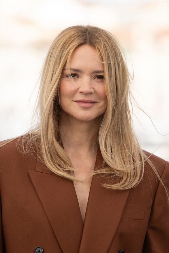 La veille, l'actrice avait déjà brillé sur les marches dans une robe courte signée Saint Laurent.

Virginie Efira - Photocall du film "Histoires Parallèles" lors du 79ème Festival International du Film de Cannes, le 15 mai 2026.
© Jacovides/Moreau/Bestimage