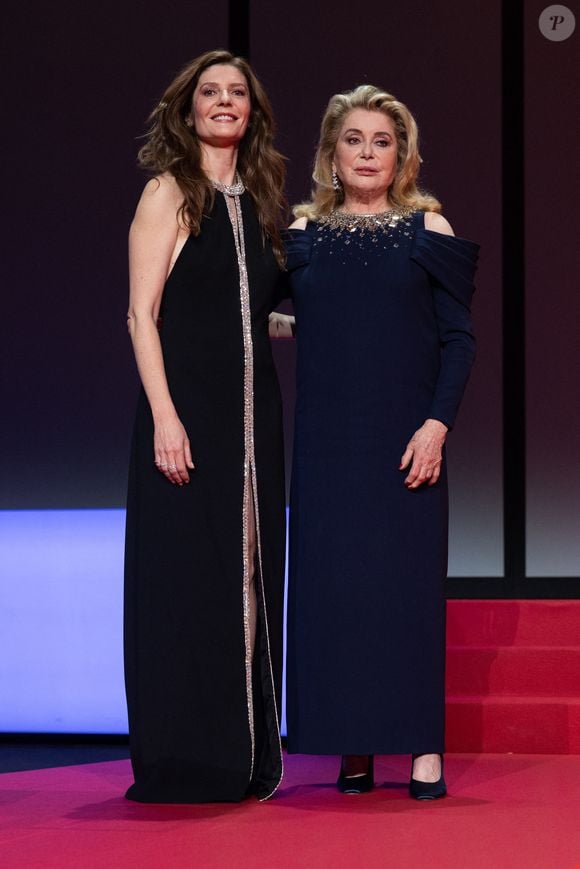 Chiara Mastroianni (maîtresse de cérémonie) et sa mère Catherine Deneuve - Cérémonie d'ouverture du 76ème Festival International du Film de Cannes, au Palais des Festivals à Cannes. Le 16 mai 2023.

© Borde-Jacovides-Moreau / Bestimage