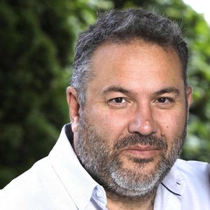 Bruce Toussaint pose lors d'une séance de portraits à Paris, France, le 20 août 2024. Photo par VIM/ABACAPRESS.COM