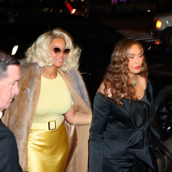 New York, NY - Beyoncé et Tina Knowles font une entrée fracassante lors d'un dîner privé qui suit l'événement 2024 Glamour Women of the Year à l'hôtel EDITION de Times Square à New York City.
Sur la photo : Beyonce, Tina Knowles