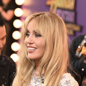 Miley Cyrus à la première mondiale de "Hannah Montana 20th Anniversary Special" de Disney+ au El Capitan Theatre à Los Angeles.
© Backgrid USA / Bestimage