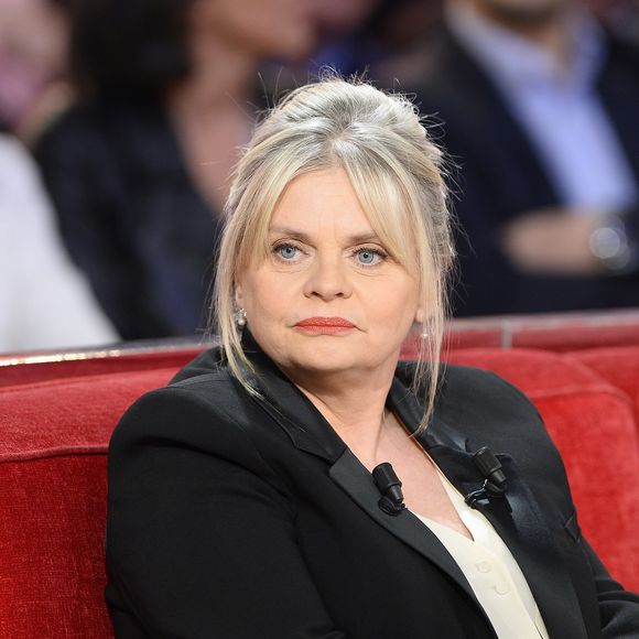 Un membre de l'équipe de tournage d'Isabelle Nanty se confie.

Isabelle Nanty à l'enregistrement de l'émission "Vivement Dimanche" à Paris.

Photo : Coadic Guirec / Bestimage