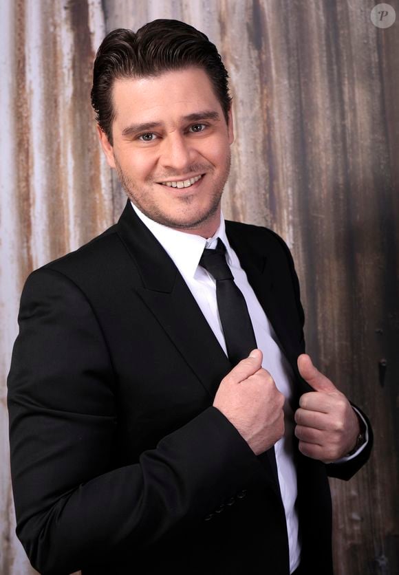 Orphelin, il vivait alors dans la demeure familiale de Feucherolles, qu'il surnomme encore "la maison du malheur" 

Portrait de Julien Dassin