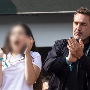 Ce n’est pas la première fois que Gilles Lellouche fait le déplacement à Roland-Garros accompagné de son unique fille. 

Gilles Lellouche et sa fille Ava en tribunes lors de la finale messieurs des Internationaux de France de Tennis de Roland Garros 2025 (jour 15), à Paris, France, le 8 juin 2025. © Cyril Moreau/Bestimage
