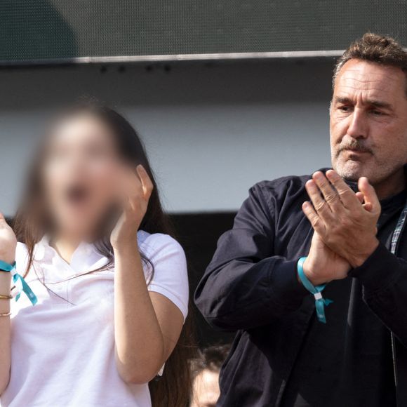 Ce n’est pas la première fois que Gilles Lellouche fait le déplacement à Roland-Garros accompagné de son unique fille. 

Gilles Lellouche et sa fille Ava en tribunes lors de la finale messieurs des Internationaux de France de Tennis de Roland Garros 2025 (jour 15), à Paris, France, le 8 juin 2025. © Cyril Moreau/Bestimage