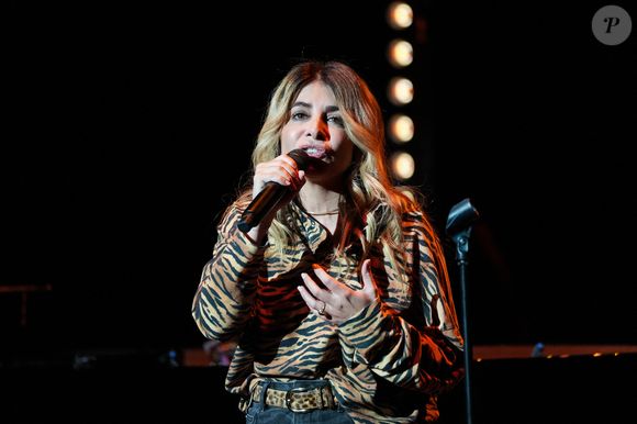 Elle explose grâce à la comédie musicale Notre-Dame de Paris, où elle interprète Fleur‑de‑Lys, rôle qui la fait connaître du grand public.

Exclusif - Julie Zenatti - 11ème édition de la "Nuit de la déprime" aux Folies Bergère à Paris le 6 octobre 2026. © Anne-Sophie Guebey / Bestimage